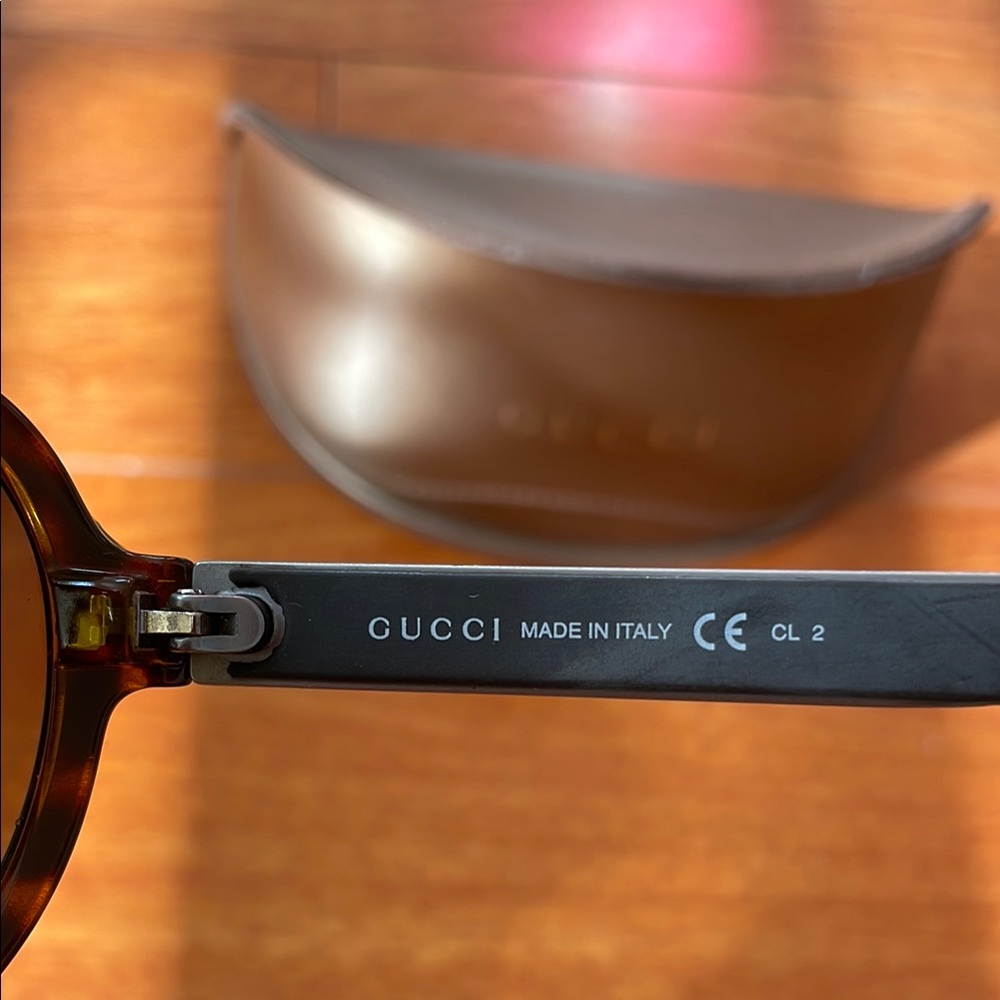 Gucci Tortoise Shell Sunglasses with Brown Case - Picture 4 of 5